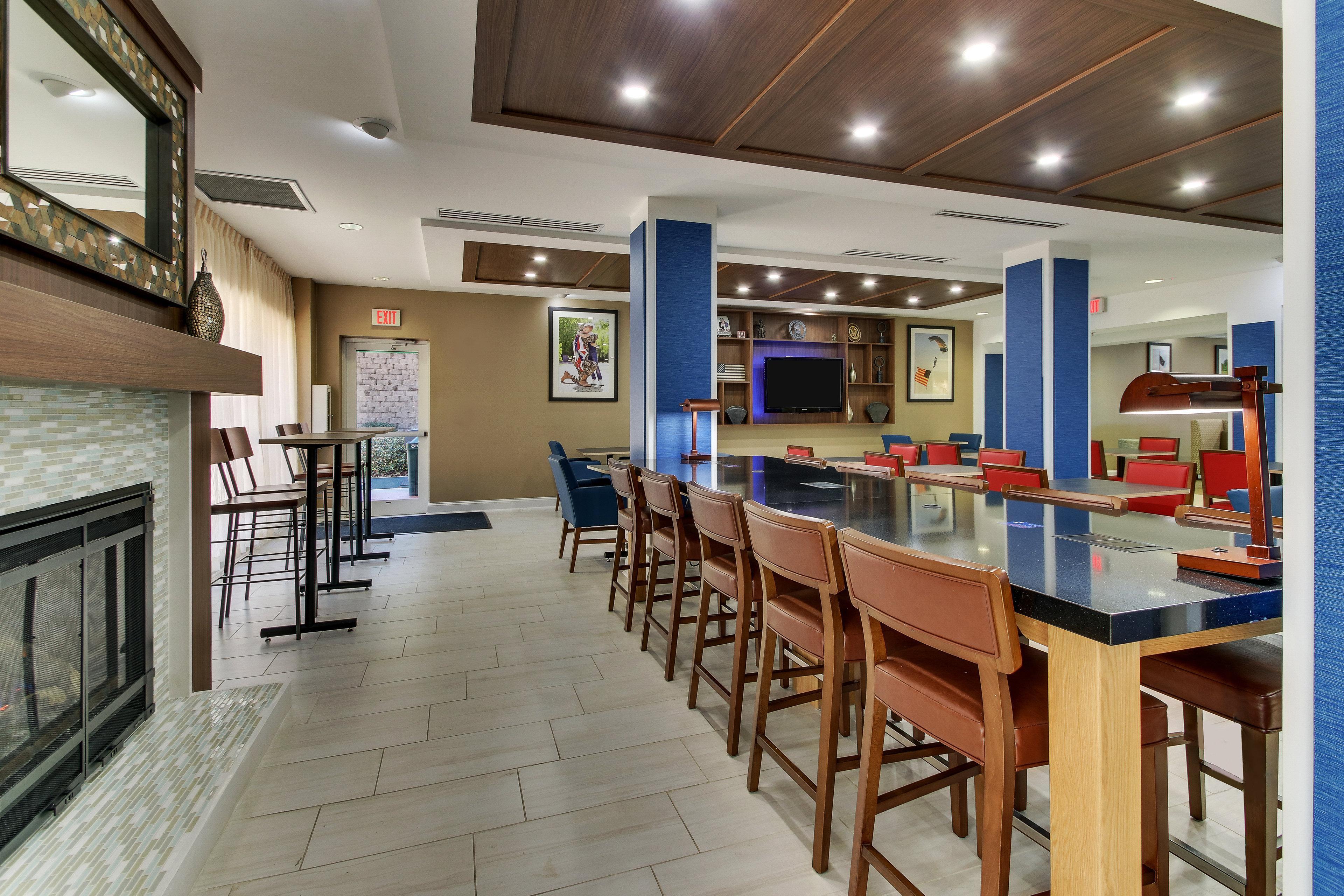 Holiday Inn Express Hotel & Suites Columbus-Fort Benning By Ihg Exterior foto